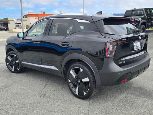 Super Black 2025 Nissan Kicks SR