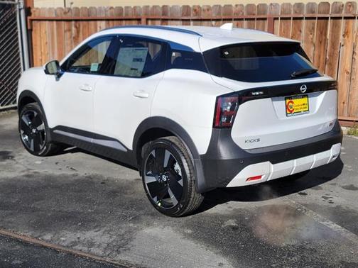 2025 Nissan Kicks SR