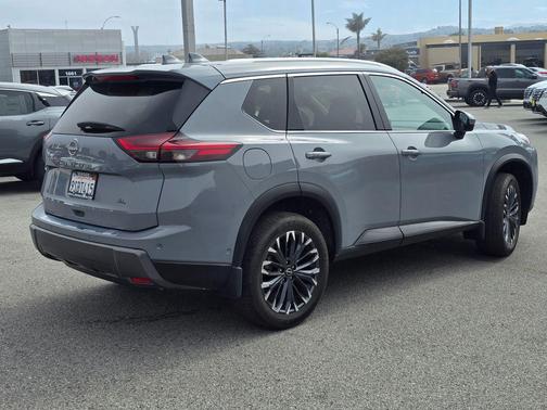 2025 Nissan Rogue SL