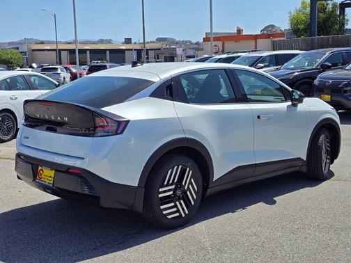 Everest White Pearl Tricoat 2026 Nissan Leaf SV+