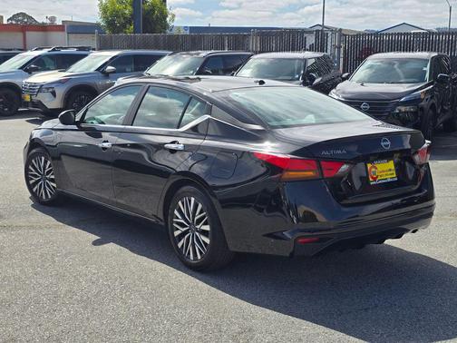 Super Black 2025 Nissan Altima 2.5 SV