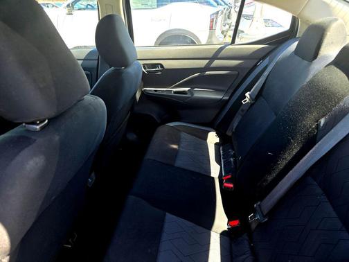 Super Black 2025 Nissan Versa 1.6 SV