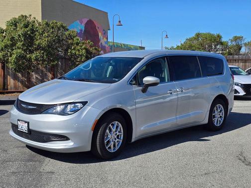 2022 Chrysler Voyager LX