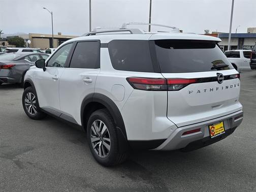 2025 Nissan Pathfinder SL FWD