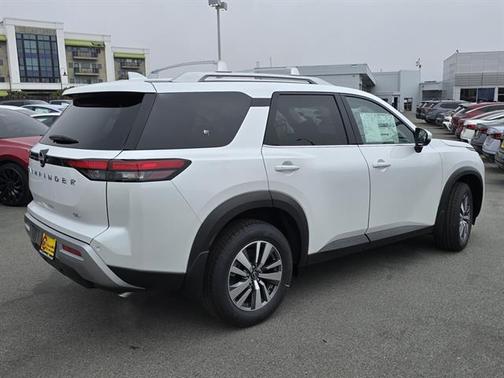 2025 Nissan Pathfinder SL FWD
