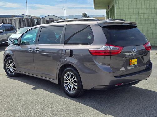 2020 Toyota Sienna XLE