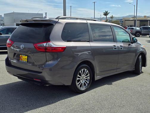 2020 Toyota Sienna XLE