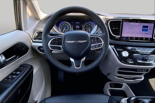 Diamond Black Crystal Pearlcoat 2024 Chrysler Pacifica Touring L