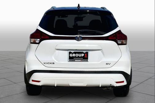 Aspen White/Super Black 2021 Nissan Kicks SV