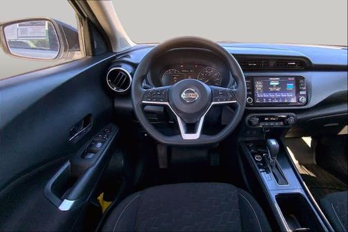 Aspen White/Super Black 2021 Nissan Kicks SV