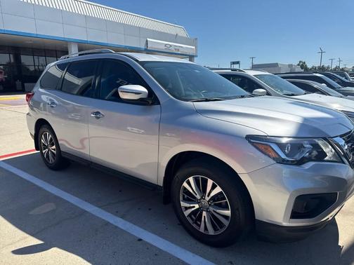 2020 Nissan Pathfinder SV