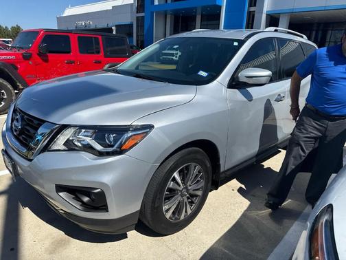 2020 Nissan Pathfinder SV