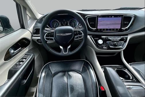Brilliant Black Crystal Pearlcoat 2023 Chrysler Pacifica Limited