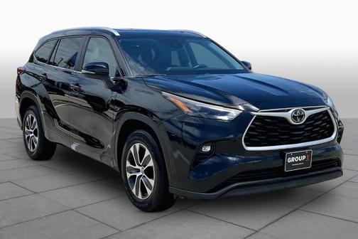 Midnight Black Metallic 2023 Toyota Highlander XLE