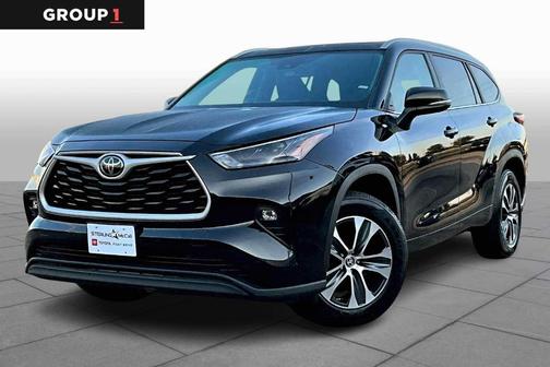 Midnight Black Metallic 2023 Toyota Highlander XLE
