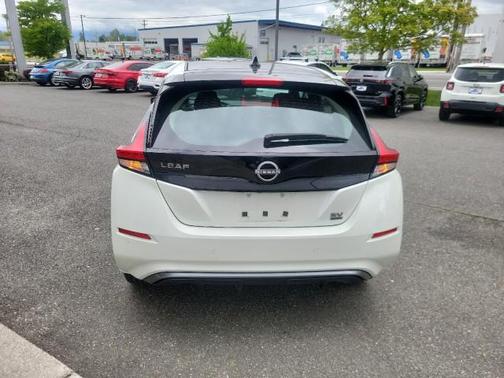 Super Black/Pearl White 2025 Nissan Leaf SV PLUS