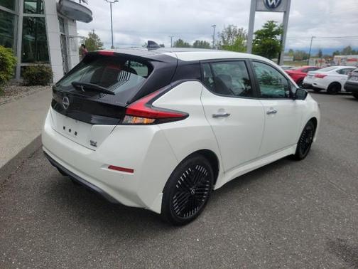 Super Black/Pearl White 2025 Nissan Leaf SV PLUS