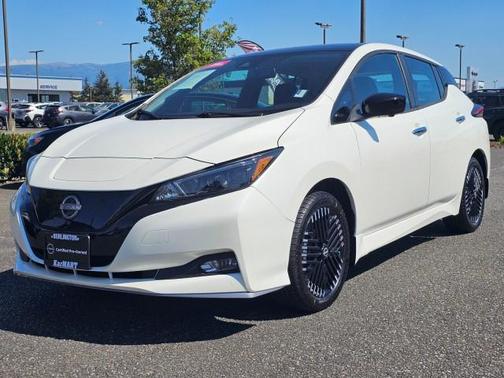 Super Black/Pearl White 2025 Nissan Leaf SV PLUS