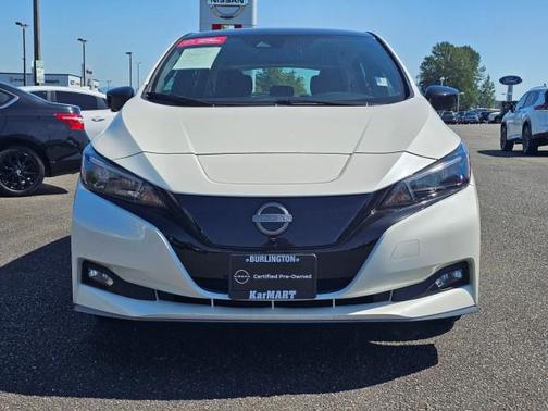 Super Black/Pearl White 2025 Nissan Leaf SV PLUS