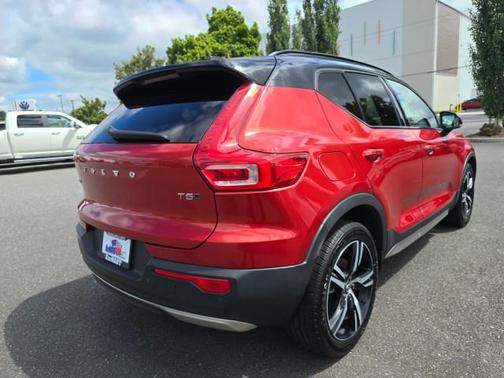 2021 Volvo XC40 T5 R-Design