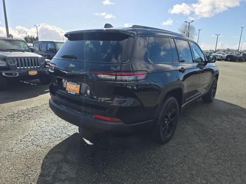 Diamond Black Crystal Pearlcoat 2024 Jeep Grand Cherokee L Altitude