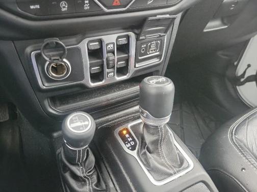 Bright White Clearcoat 2018 Jeep Wrangler Unlimited Sahara