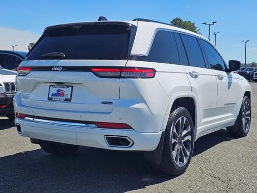Bright White Clearcoat 2023 Jeep Grand Cherokee Overland