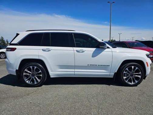 Bright White Clearcoat 2023 Jeep Grand Cherokee Overland