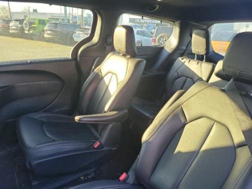 2024 Chrysler Pacifica Hybrid Premium S Appearance Pkg