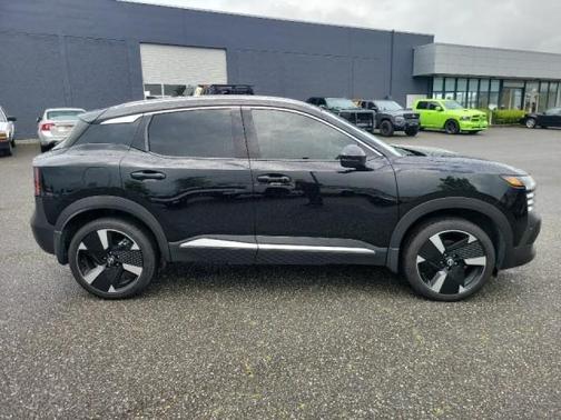 Super Black 2025 Nissan Kicks SR