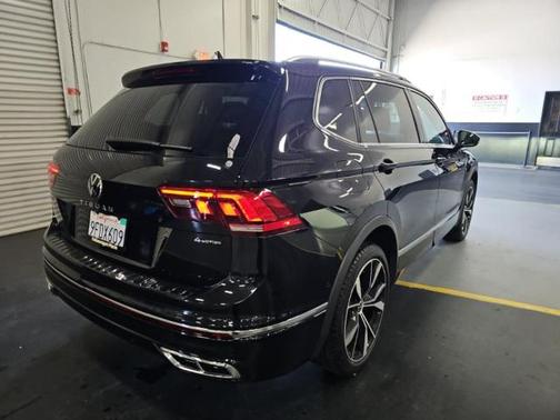 Deep Black Pearl 2023 Volkswagen Tiguan 2.0T SEL R-Line 4MOTION