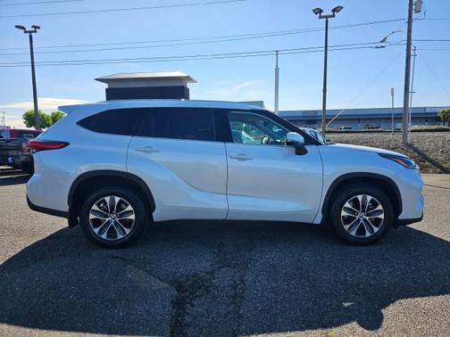 Wind Chill Pearl 2022 Toyota Highlander XLE