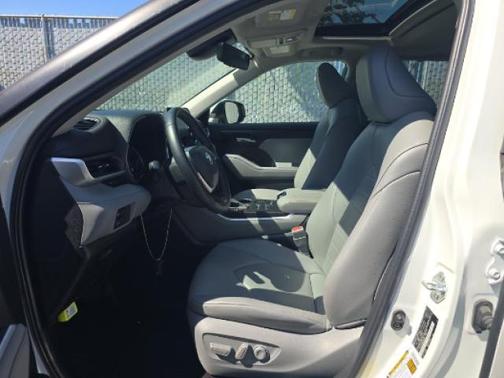 Wind Chill Pearl 2022 Toyota Highlander XLE