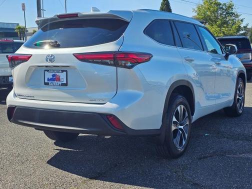 Wind Chill Pearl 2022 Toyota Highlander XLE