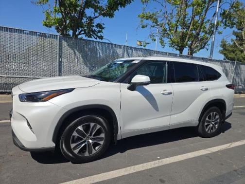 Wind Chill Pearl 2022 Toyota Highlander XLE