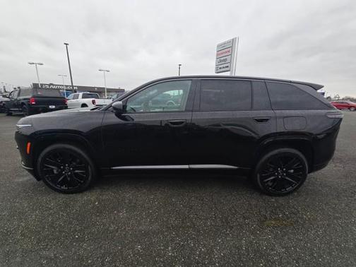Diamond Black Crystal Pearlcoat 2024 Jeep Wagoneer S Launch Edition
