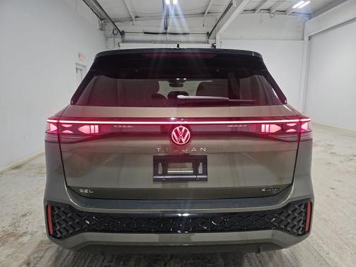Avocado Green w/Deep Black Roof 2025 Volkswagen Tiguan 2.0T SEL R-Line 4MOTION