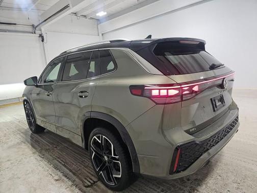 Avocado Green w/Deep Black Roof 2025 Volkswagen Tiguan 2.0T SEL R-Line 4MOTION