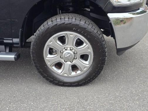 2017 RAM 2500 Tradesman Crew Cab 4x4 6'4' Box