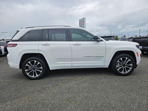 Bright White Clearcoat 2023 Jeep Grand Cherokee Overland