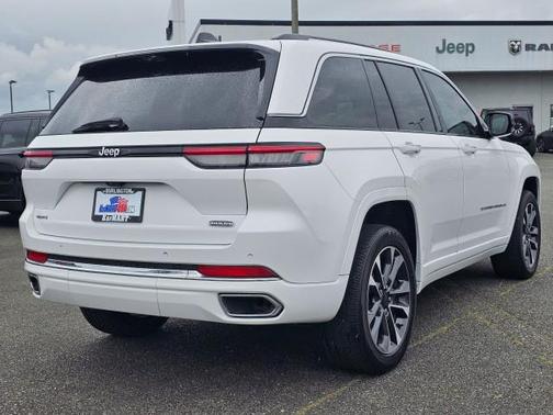 Bright White Clearcoat 2023 Jeep Grand Cherokee Overland