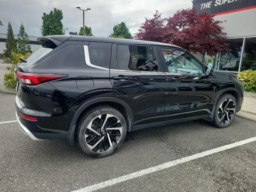 Labrador Black Pearl 2024 Mitsubishi Outlander SE S-AWC