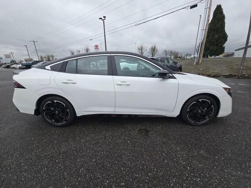 Aspen White Tricoat/Super Black 2026 Nissan Sentra SR