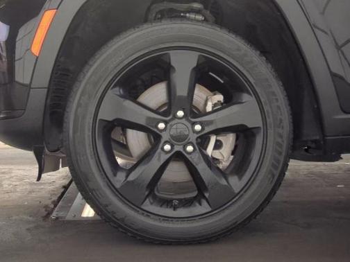 Diamond Black Crystal Pearlcoat 2024 Jeep Grand Cherokee L Altitude