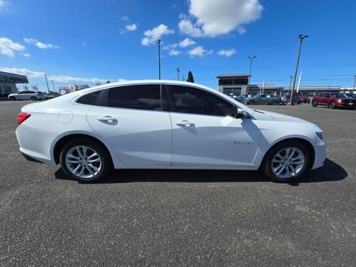 Summit White 2018 Chevrolet Malibu LT