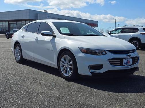 Summit White 2018 Chevrolet Malibu LT