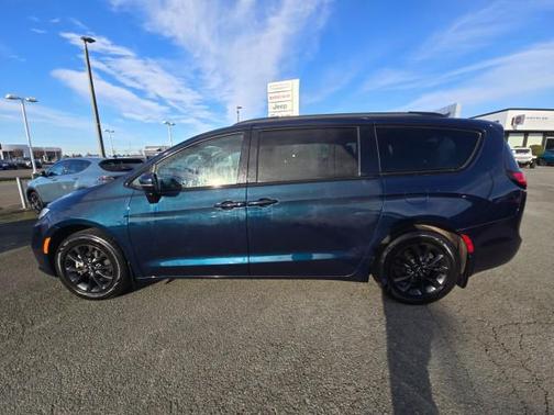 2022 Chrysler Pacifica Touring