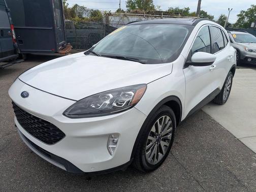 Star White Metallic Tri-Coat 2022 Ford Escape Titanium