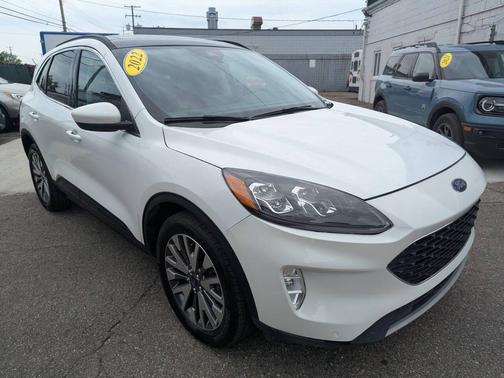 Star White Metallic Tri-Coat 2022 Ford Escape Titanium