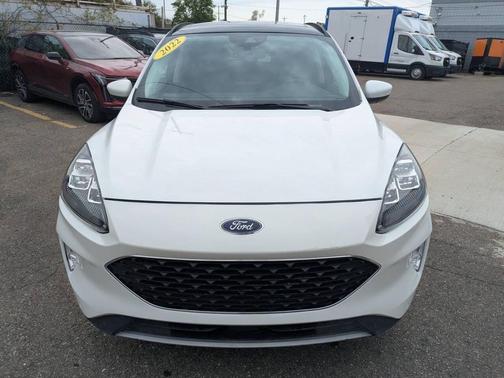 Star White Metallic Tri-Coat 2022 Ford Escape Titanium